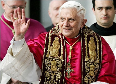 Pope_Benedict_XVI_Regalia